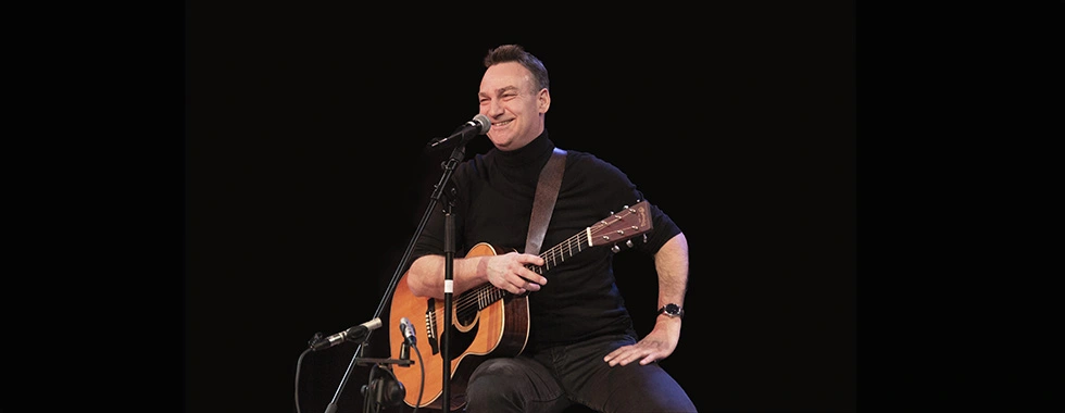 omgevingsportretfoto van jonge man