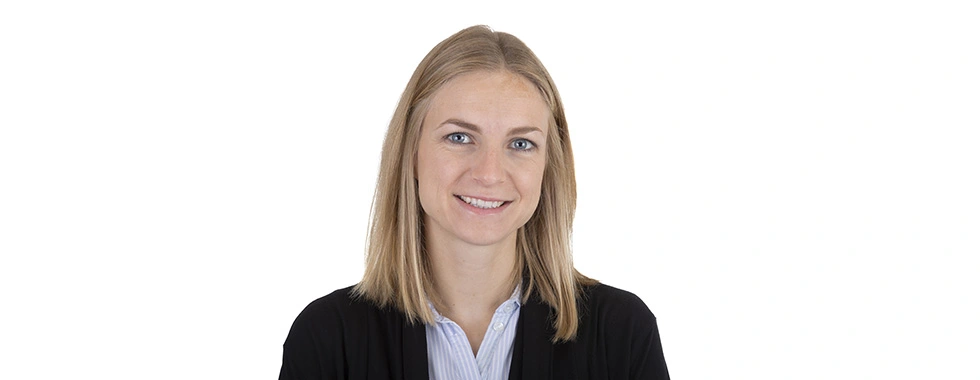 lachende vrouw op witte achtergrond portretfoto blikvangerfotografie