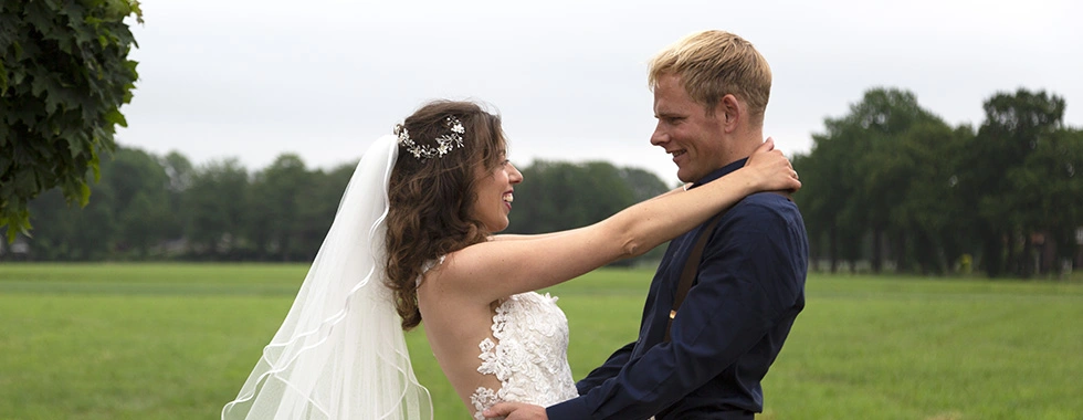 bruiloftfoto van het kersverse echtpaar blikvanger fotografie
