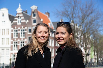 familiefoto van twee zussen in amsterdam