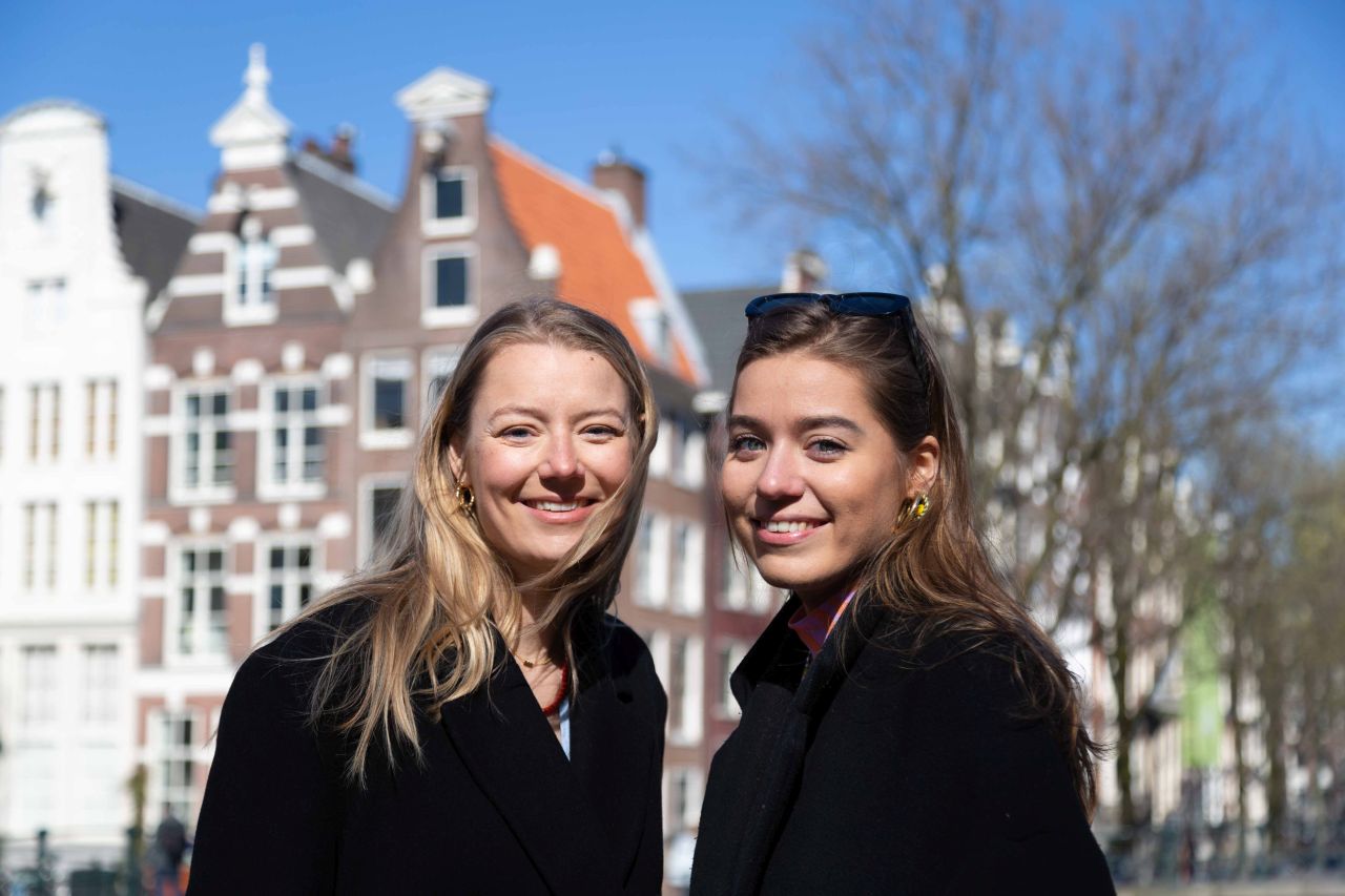foto twee zussen in amsterdam-centrum